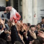 Η κυβερνητική πολιτική των επιδομάτων δεν είναι κοινωνική πολιτική. Παριστάνει την κοινωνική πολιτική.