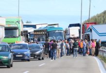 Η κυβερνητική προπαγάνδα και η οδυνηρή για τους εργαζόμενους πραγματικότητα