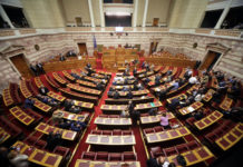 Η δικομματική πόλωση συνθλίβει τα μικρά αστικά κόμματα