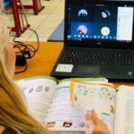 Η εξ αποστάσεως διδασκαλία συνιστά επικοινωνιακό πυροτέχνημα και εμπαιγμό του υπουργείου Παιδείας