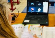 Η εξ αποστάσεως διδασκαλία συνιστά επικοινωνιακό πυροτέχνημα και εμπαιγμό του υπουργείου Παιδείας