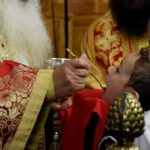 Σχολιάζοντας κορονοϊκά… Απαγορεύουν τις συναθροίσεις, βάζουν έναν λαό σε καραντίνα, συλλαμβάνουν και ρίχνουν πρόστιμα και ποινές και την ίδια στιγμή επιτρέπουν σε εκατοντάδες «πιστούς» να μεταλάβουν από… το ίδιο κουτάλι.