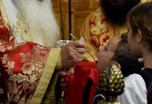 Σχολιάζοντας κορονοϊκά… Απαγορεύουν τις συναθροίσεις, βάζουν έναν λαό σε καραντίνα, συλλαμβάνουν και ρίχνουν πρόστιμα και ποινές και την ίδια στιγμή επιτρέπουν σε εκατοντάδες «πιστούς» να μεταλάβουν από… το ίδιο κουτάλι.