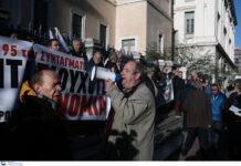 Τσεκούρι και στα κουρεμένα αναδρομικά των συνταξιούχων