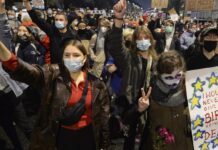 Μεγάλες διαδηλώσεις στην Πολωνία ενάντια στην απαγόρευση των αμβλώσεων