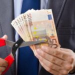 Καρατομούν και το ήδη πετσοκομμένο δώρο των Χριστουγέννων