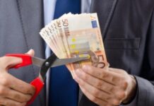 Καρατομούν και το ήδη πετσοκομμένο δώρο των Χριστουγέννων