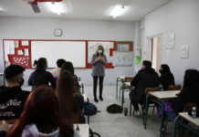 Η κυβέρνηση ανοίγει τα σχολεία με όπλο τα… self tests Επιστρατεύει ακόμα μια φορά τον μπαμπούλα της ατομικής ευθύνης