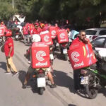 e-food: Ο «ΝΕΟΣ» ΕΡΓΑΣΙΑΚΟΣ ΜΕΣΑΙΩΝΑΣ ΣΤΗΝ ΠΡΑΞΗ. ΜΟΝΑΔΙΚΗ ΔΙΕΞΟΔΟΣ ΟΙ ΜΑΖΙΚΟΙ ΑΓΩΝΕΣ ΤΩΝ ΕΡΓΑΖΟΜΕΝΩΝ