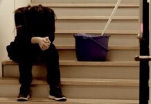 Παράδοση της καθαριότητας στους ιδιώτες με μαζικές απολύσεις καθαριστριών σε δημόσιες υπηρεσίες