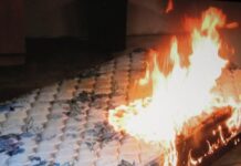 οι Πύλες του Πολιτικού Παραδόξου Όταν καίγονται 20 άνθρωποι μέσα σε 13 ημέρες