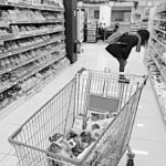 Απατηλή προπαγάνδα με κυβερνητικά ψίχουλα ενώ η ακρίβεια τσακίζει κόκκαλα