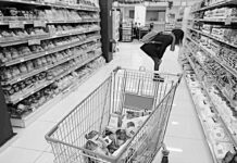 Απατηλή προπαγάνδα με κυβερνητικά ψίχουλα ενώ η ακρίβεια τσακίζει κόκκαλα