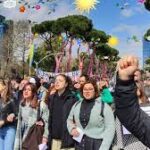 Σε Αλβανία και Τουρκία, οι γείτονες βγαίνουν στους δρόμους
