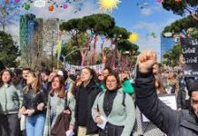 Σε Αλβανία και Τουρκία, οι γείτονες βγαίνουν στους δρόμους