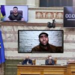 Στιγμές λακέδων που χειροκροτούν… λακέδες! Αυτός ο μικρός ο μέγας… σαλτιμπάγκος.