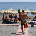 Στην Ελλάδα της «βαριάς βιομηχανίας» του τουρισμού, άλλοι ζουν το μύθο τους και άλλοι το Γολγοθά τους…