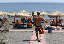 Στην Ελλάδα της «βαριάς βιομηχανίας» του τουρισμού, άλλοι ζουν το μύθο τους και άλλοι το Γολγοθά τους…