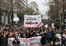 Σκηνικό κάλπικης αντιπαράθεσης ΝΔ-ΣΥΡΙΖΑΗ πραγματική διαχωριστική γραμμή είναι ανάμεσα σταδυο αυτά κόμματα από τη μια και το λαό από την άλλη