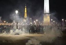 Στον πανεργατικό ξεσηκωμό στη Γαλλία ενάντια στο συνταξιοδοτικό νομοσχέδιο, ο Μακρόν απαντά με πραξικοπηματική επιβολή του χωρίς ψήφο από τη Βουλή!