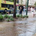 Ο Μπακογιάννης σκαρώνει «αναπλάσεις» βιτρίνας – επιμένει στον «περίπατο» – χαρίζει γήπεδα – παριστάνει τον αντίπαλο του Κασιδιάρη