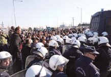 Στήνουν μπλόκα ενάντια στην αντιλαϊκή – αντιαγροτική πολιτική Βία και χημικά ενάντια στους αγρότες από την κυβέρνηση Μητσοτάκη