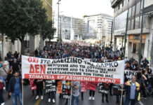Το κυβερνητικό παραμύθι της «ανάπτυξης» με την οικονομία στο βάλτο του χρέους, των ελλειμμάτων, της αποβιομηχάνισης και της ακρίβειας