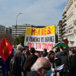 Καταλύτης των εξελίξεων η ισχυρή εμφάνιση του λαϊκού παράγοντα Βάζει φρένο στην επιχείρηση συγκάλυψης, οδηγεί σε αναδίπλωση το Μητσοτάκη και το πολιτικό σκηνικό σε κρίση και αναστάτωση