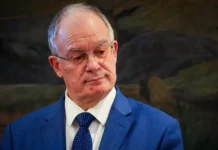 Όταν το «σύμβολο της δημοκρατίας» ζέχνει μετεμφυλιακό μοναρχοφασισμό