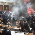 Σε βαθιά κρίση η Σερβία – έξαλλες επιθέσεις της αντιπολίτευσης με καπνογόνα μέσα στο Κοινοβούλιο!