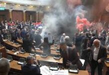 Σε βαθιά κρίση η Σερβία – έξαλλες επιθέσεις της αντιπολίτευσης με καπνογόνα μέσα στο Κοινοβούλιο!