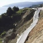 Παραλιακός δρόμος ανυποληψίας,ρεμούλας και διαπλοκής Τη μια μέρα τον έχτιζαν, την άλλη γκρεμιζόταν