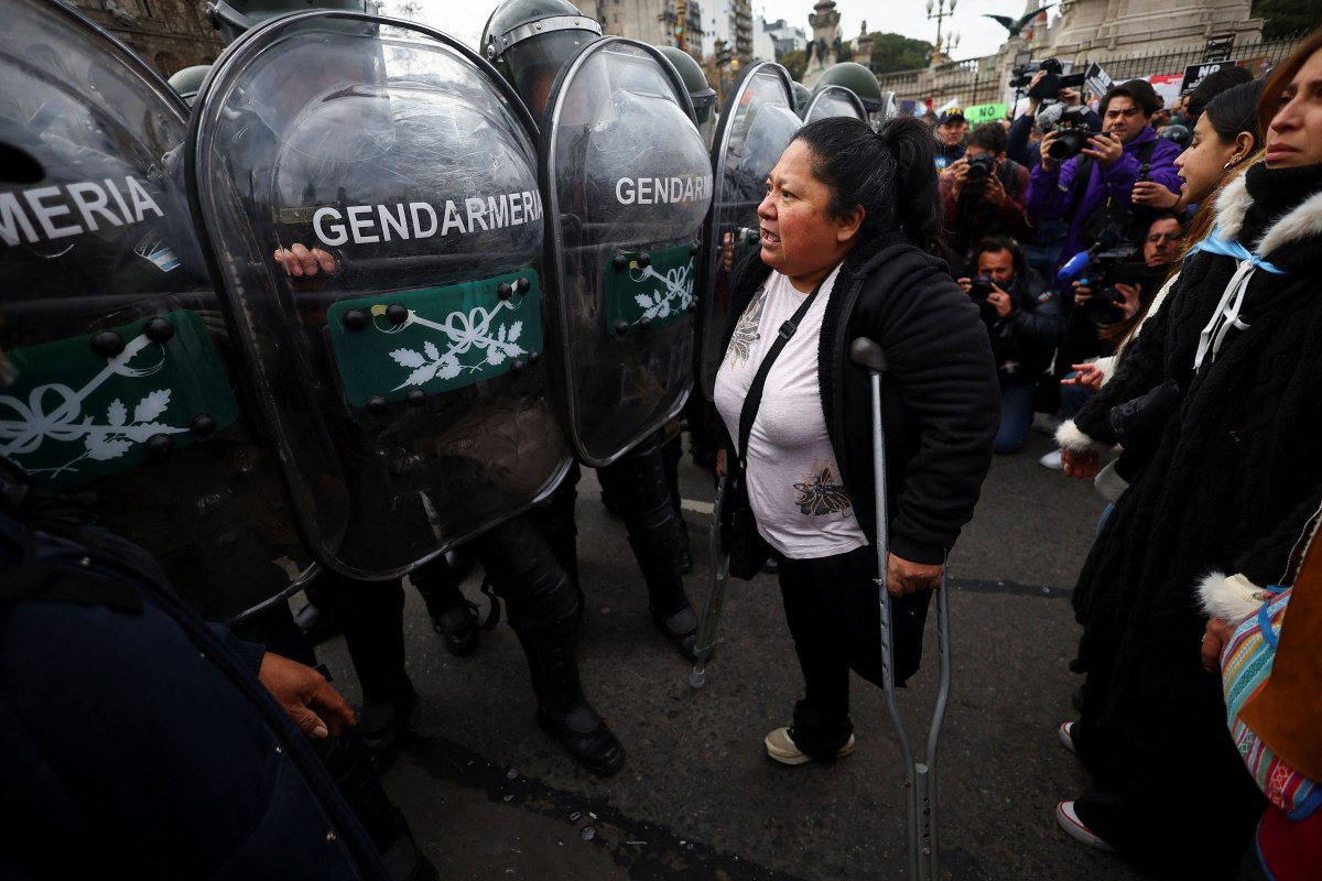 2025-08-05T164057Z_1916458501_RC241GA8NZQ5_RTRMADP_5_ARGENTINA-PROTEST-DISABILITY-1200x800