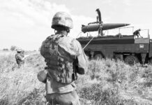 Κραδαίνοντας κάποια ξύλινα, άοπλα drones στην Πολωνία…