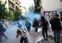 ΜΑΤ, χημικά και ξύλο απέναντι σε εκπαιδευτικούς, γονείς και μαθητές