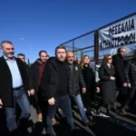 Παραμένει κολλημένη η «βελόνα των δημοσκοπήσεων» για το ΠΑΣΟΚ Πρόκληση και εμπαιγμός η παρουσία Ανδρουλάκη στα αγροτικά μπλόκα