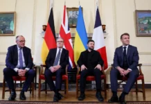Ζελένσκι και Ευρωπαίοι αντιμέτωποι με ενορχηστρωμένη πίεση από Τραμπ και Πούτιν για συνθηκολόγηση της Ουκρανίας