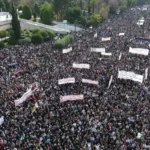 Με το Μητσοτάκη 10 χρόνια στην ηγεσία της ΝΔ και 7 χρόνια στην κυβέρνηση Μαζί με τις αντιδραστικές μεταρρυθμίσεις, τις ιδιωτικοποιήσεις, τη διάλυση Υγείας-Παιδείας, τη φτώχεια, την ακρίβεια, τα σκάνδαλα και την εξάρτηση, βαθαίνει η πολιτική κρίση και αναζητείται ανασύνθεση του πολιτικού σκηνικού