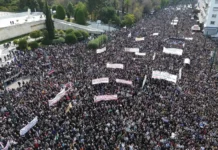 Με το Μητσοτάκη 10 χρόνια στην ηγεσία της ΝΔ και 7 χρόνια στην κυβέρνηση Μαζί με τις αντιδραστικές μεταρρυθμίσεις, τις ιδιωτικοποιήσεις, τη διάλυση Υγείας-Παιδείας, τη φτώχεια, την ακρίβεια, τα σκάνδαλα και την εξάρτηση, βαθαίνει η πολιτική κρίση και αναζητείται ανασύνθεση του πολιτικού σκηνικού