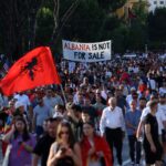 «Η Αλβανία δεν πωλείται» Πρωτοφανές κύμα λαϊκών διαδηλώσεων