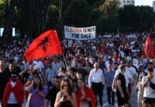 «Η Αλβανία δεν πωλείται» Πρωτοφανές κύμα λαϊκών διαδηλώσεων