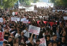 Τα οδυνηρά αποτελέσματα της κυβερνητικής πολιτικής εντείνουν την πολιτική καθίζηση της ΝΔ και τις εσωτερικές διαμάχες της Δεξιάς