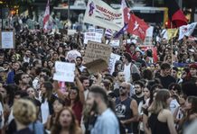 Πίσω από τις μεγάλες λαϊκές κινητοποιήσεις στην Ευρώπη μια βαθιά, γενικευμένη οικονομική και πολιτική κρίση -Κατεβάζουν το στρατό στους δρόμους -Έσπειραν ανέμους, θα θερίσουν θύελλες